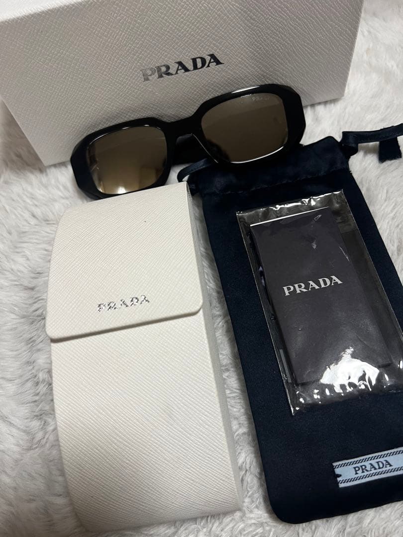 PRADA ブラック スクエアサングラス ミラーリング