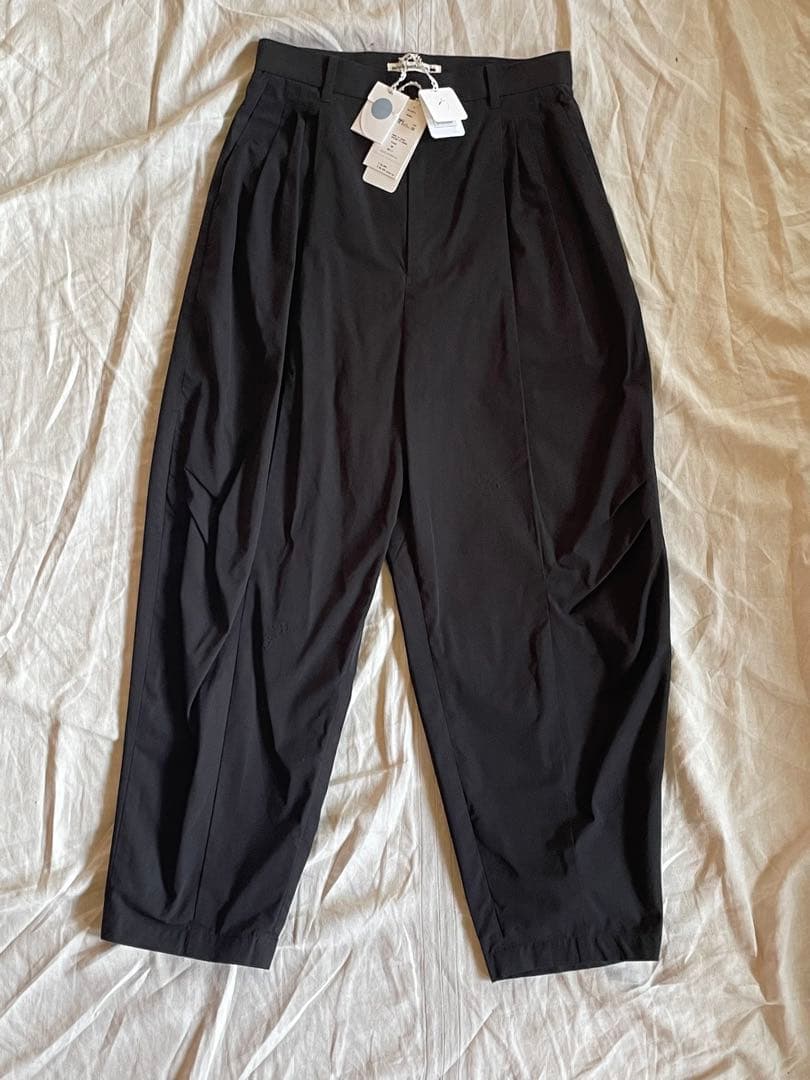 新品　ミナペルホネン　 choucho タックテーパード　パンツ　黒