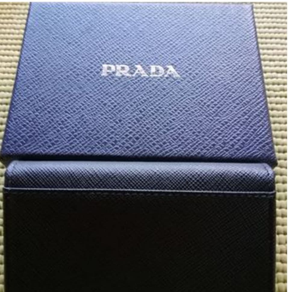 PRADA ブラックレザー名刺入れ(サフィアーノ トライアングル)