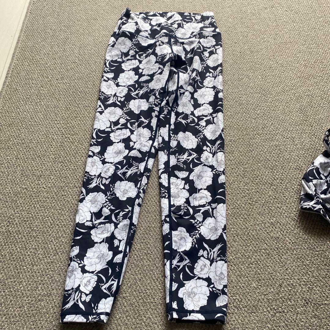 SUKARA ネイビー/ホワイト花柄ヨガウェア