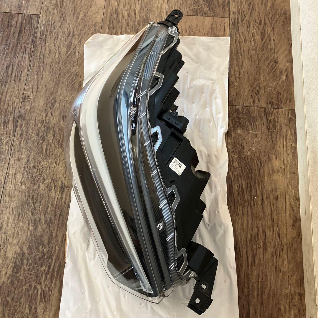 AA20トヨタ ライズ 純正 LED ヘッドライト 右8110-B1710