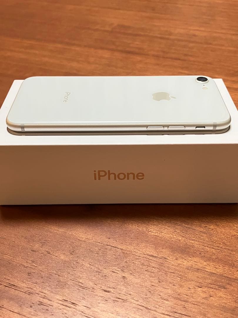 iPhone 8 シルバー（ホワイト）64GB SIMフリー 付属品付