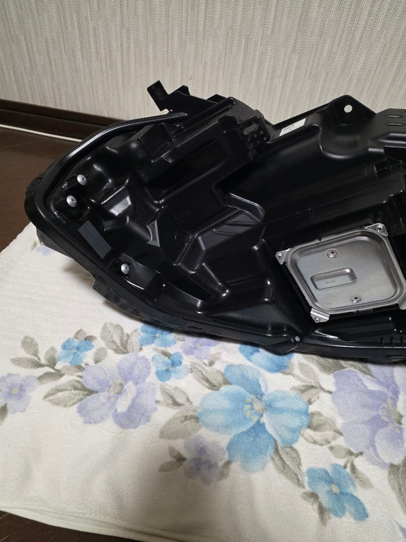 美品！　ユニット付き　日産　ノートオーラ　E13 右ヘッドライト