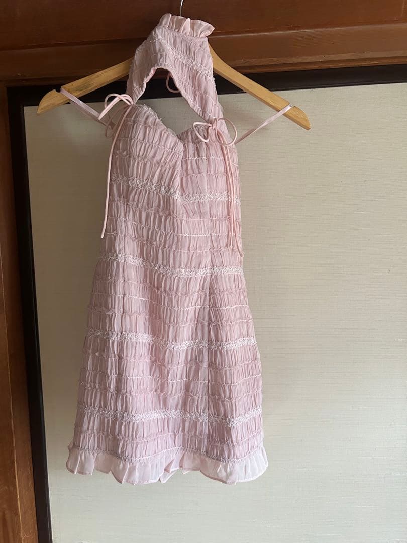 ピンク ストラップ付きミニドレス