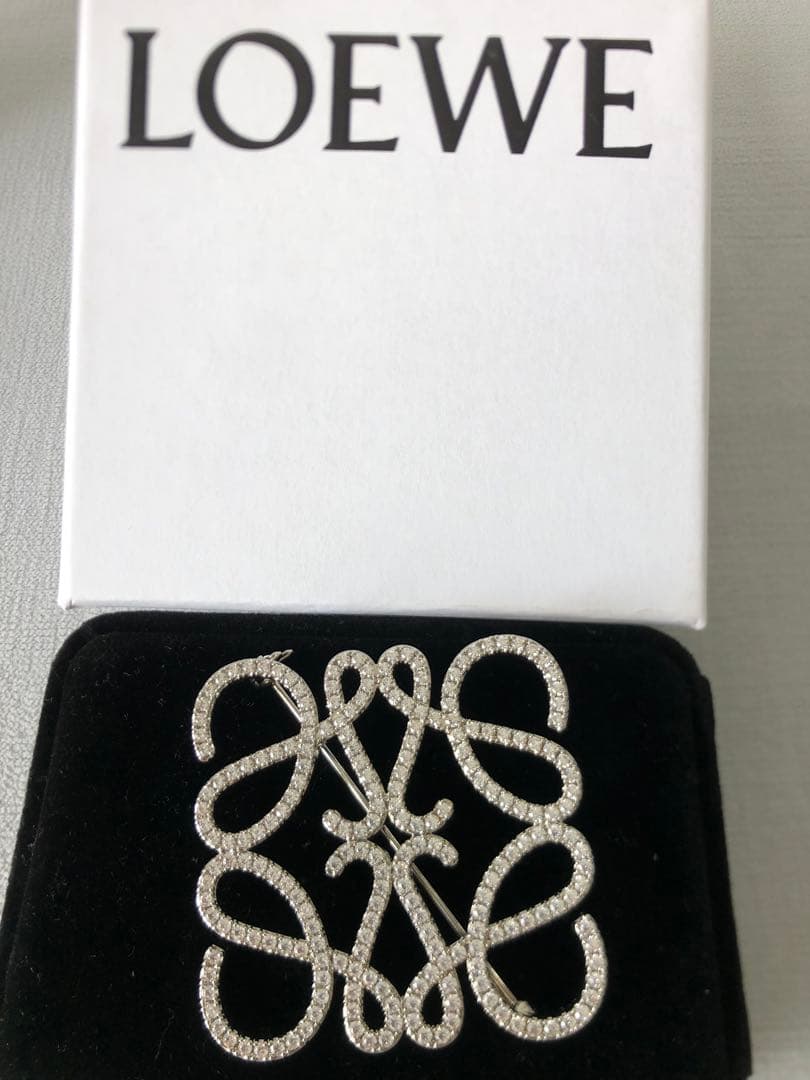 LOEWE ロエベ クリスタル ブローチ キラキラ　高級感　シルバー