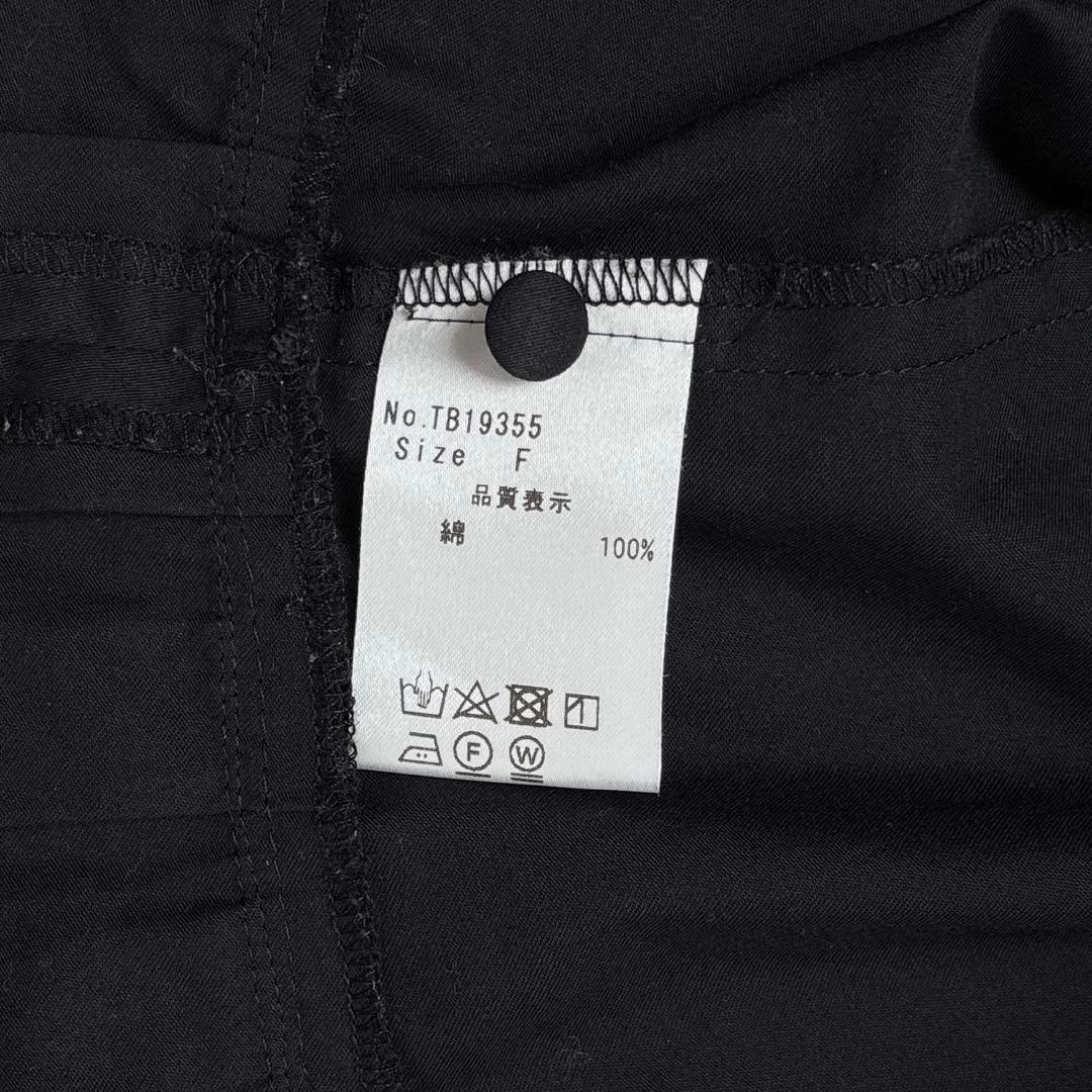 ツムグ　フロントタック裾プリーツコットンサテンブラウス 黒