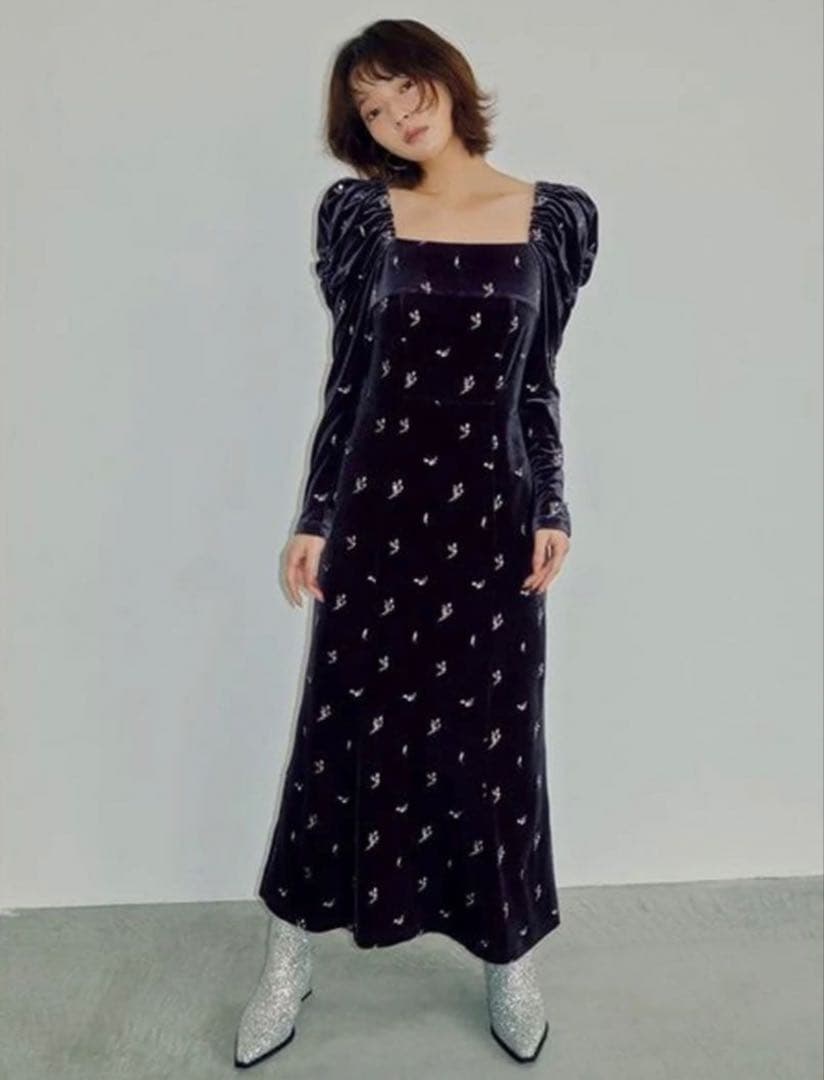 【極美品】リリーブラウン　フラワーエンブロイダリースクエアネックベロアワンピース