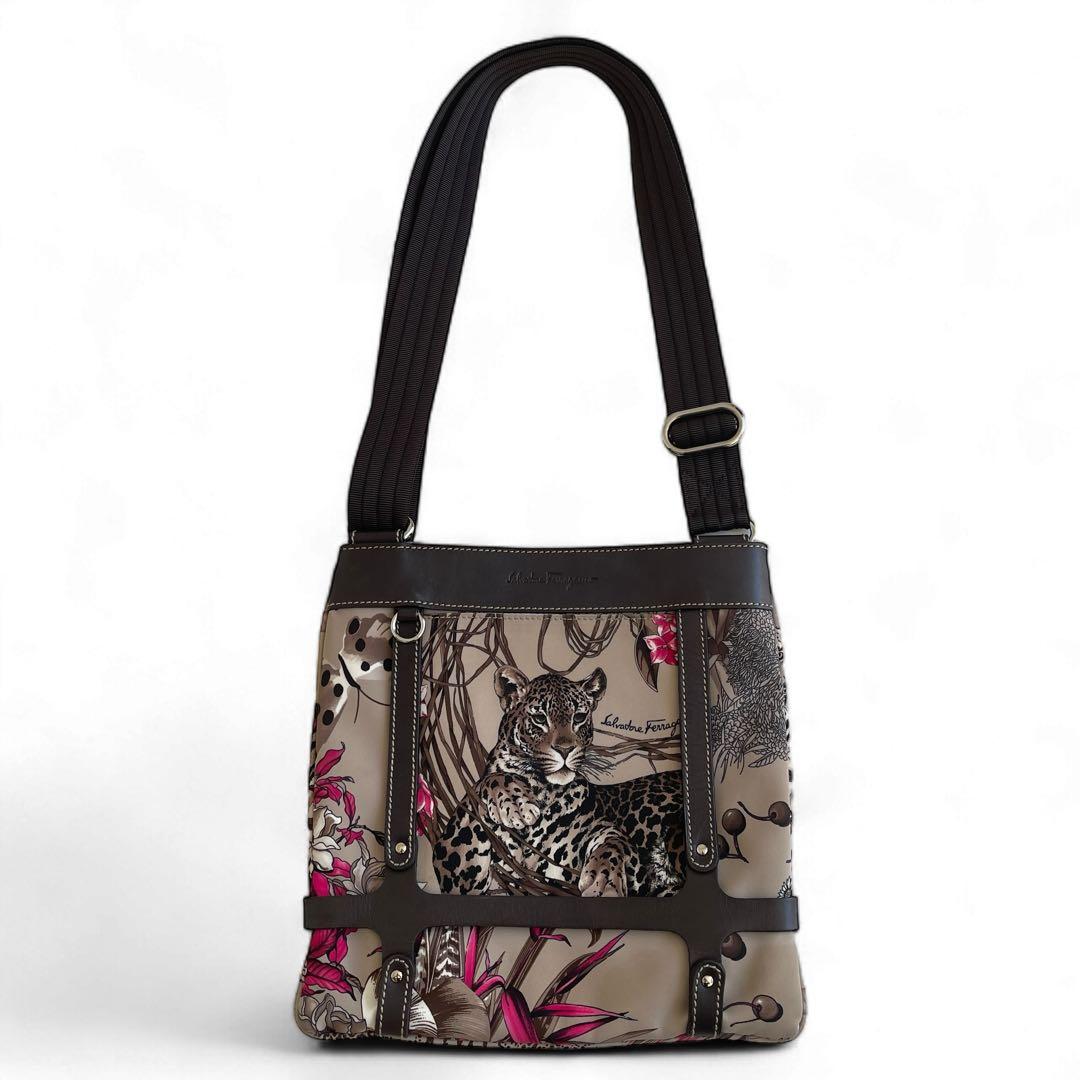 美品　サルヴァトーレフェラガモ　アニマル柄　クロスボディバッグ　レザー