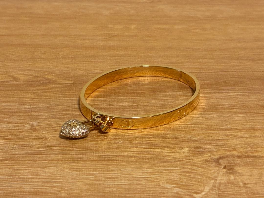 DIOR ゴールド バングル ハートチャーム付き