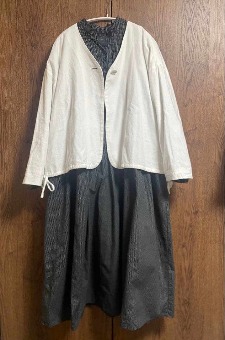 オオカミとフクロウ　フクロウと佇む木々の木漏れ日