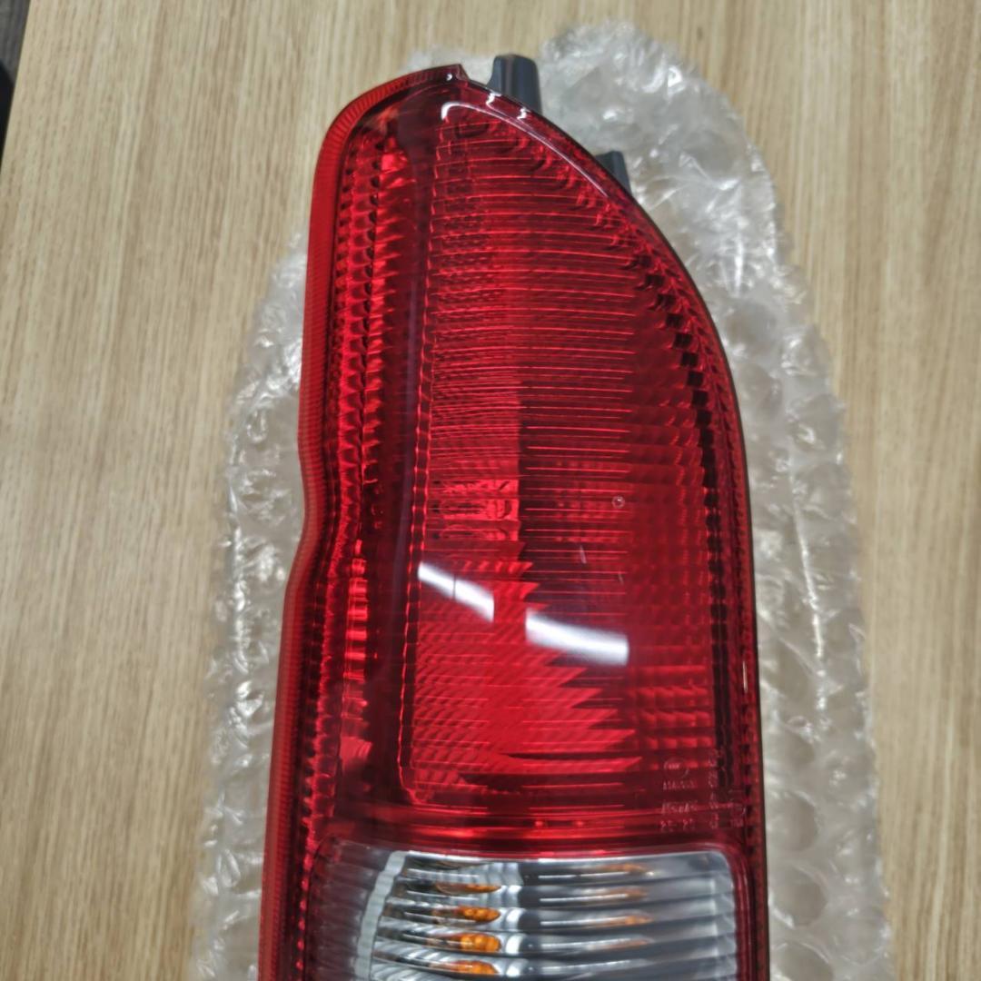 ハイエース　左テールランプ