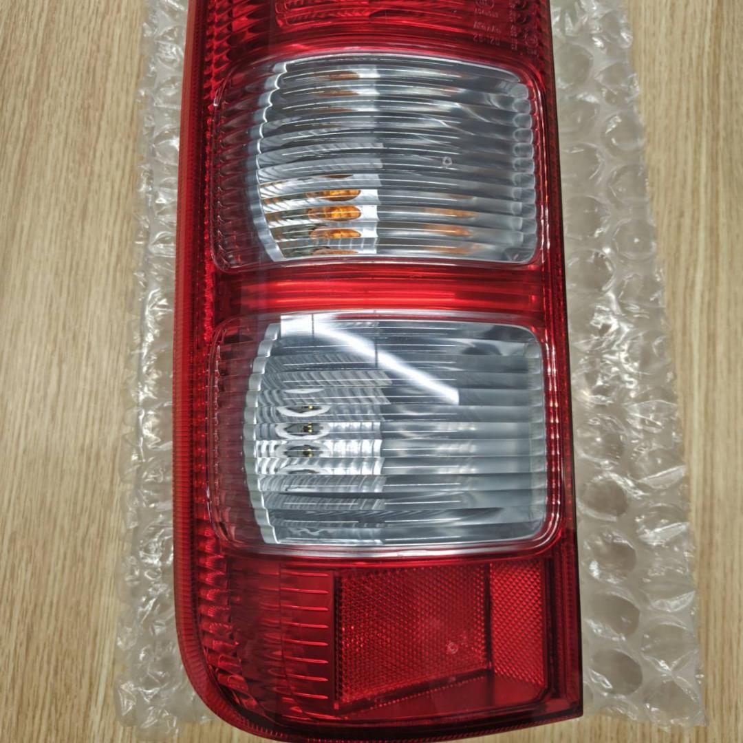 ハイエース　左テールランプ