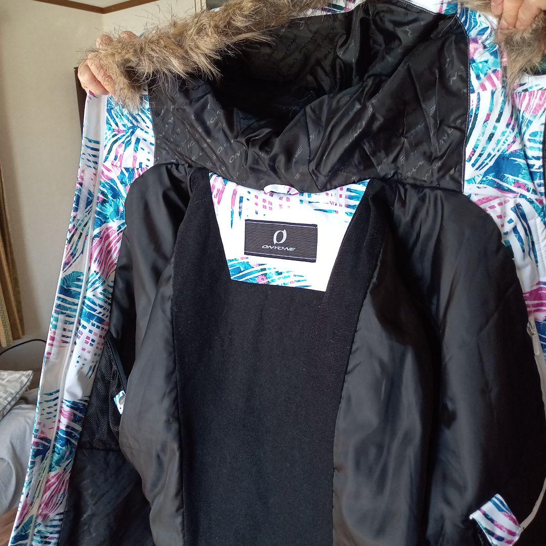 人気のONYONE　新品未使用タグ付き　スキーウェア上下（女性用）