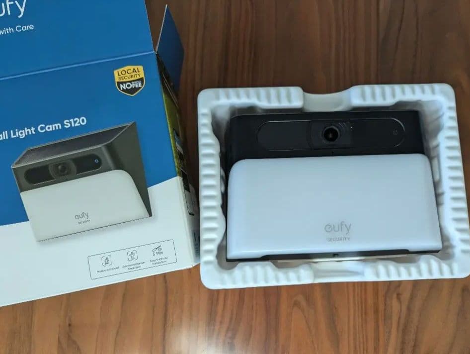 防犯カメラ Anker (eafy) wall light cam s120