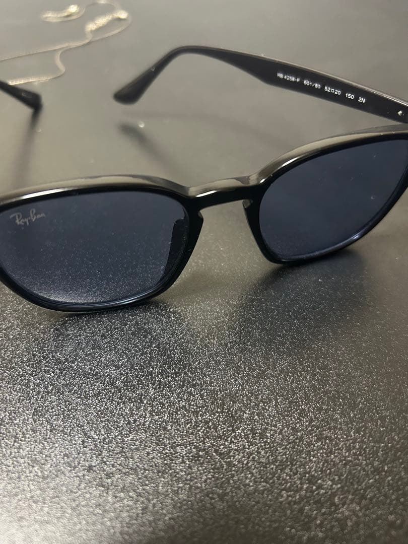 Ray-Ban RB4259F-601/80 ブラックサングラス