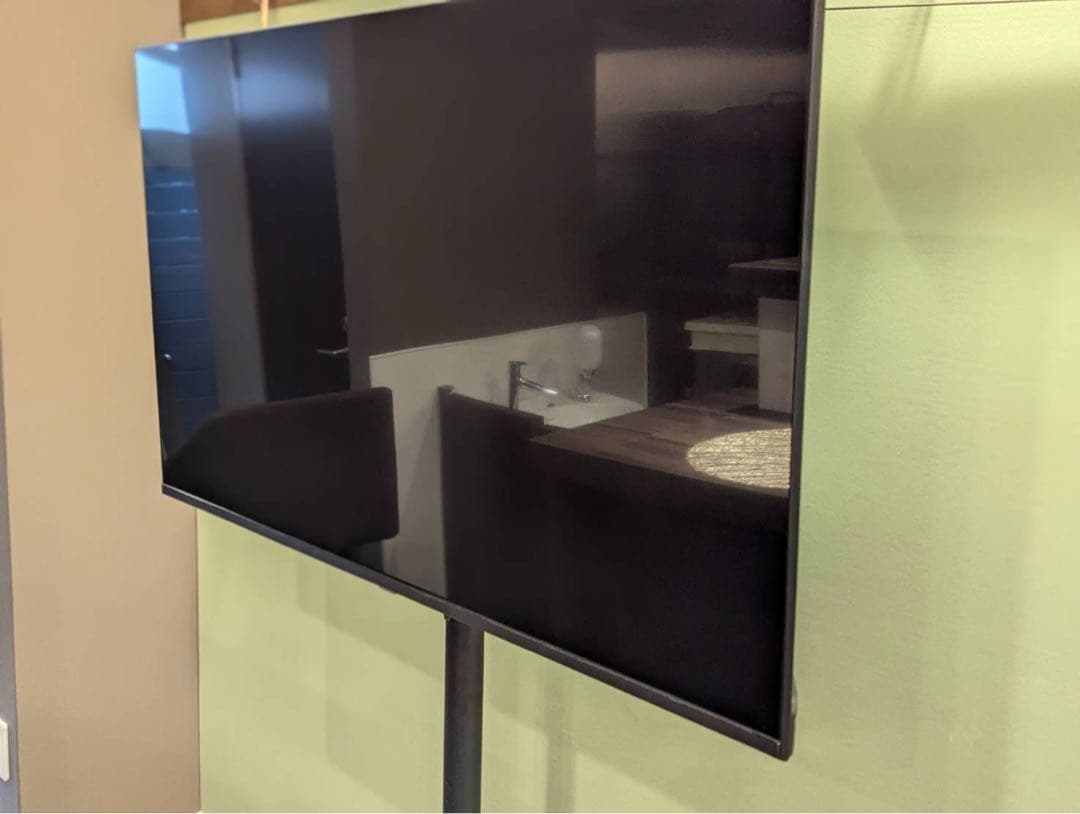 T*8様 大型液晶モニター　移動式スタンド付き