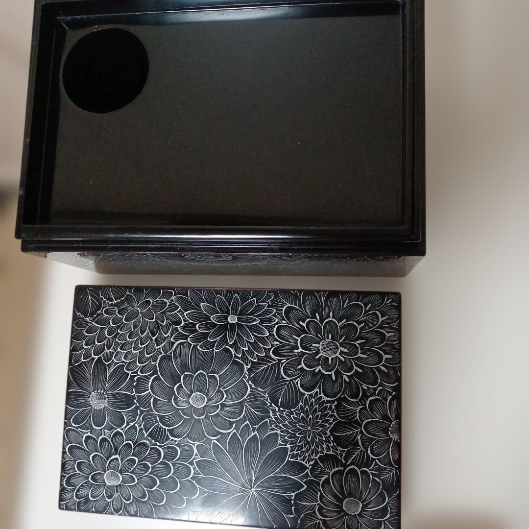 お茶道具、茶箱、銀漆花紋、輪島塗。蓋に補修の後あり、最後に、2枚写真あり。