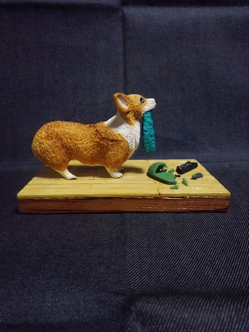 木彫りのコーギー