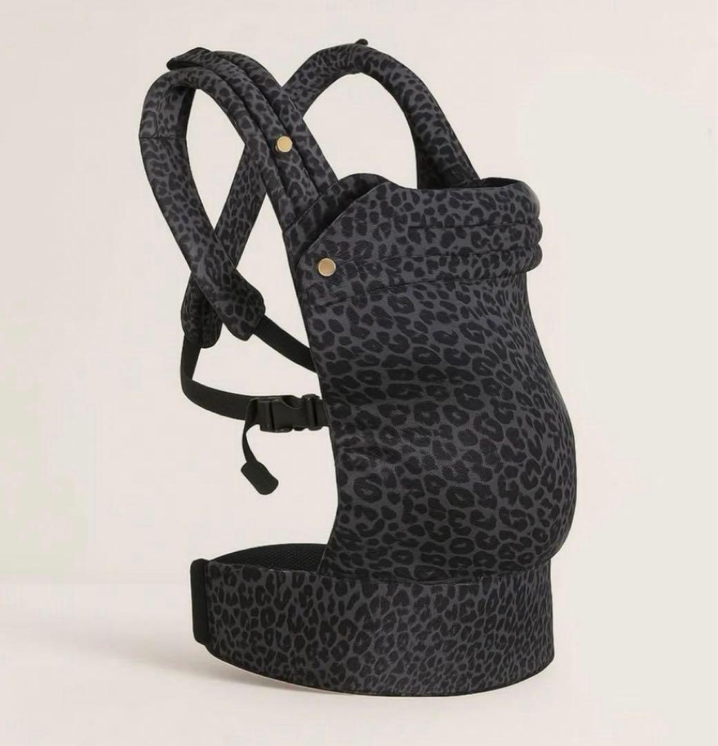 レオパード柄の抱っこ紐、Artipoppe風で、M字姿勢に対応しています。