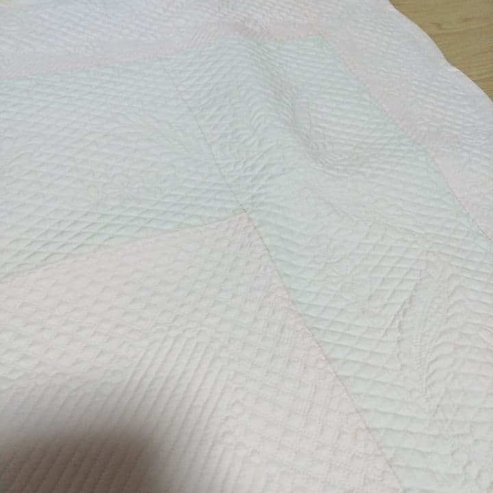 淡いピンクの布も使ったホワイトキルト