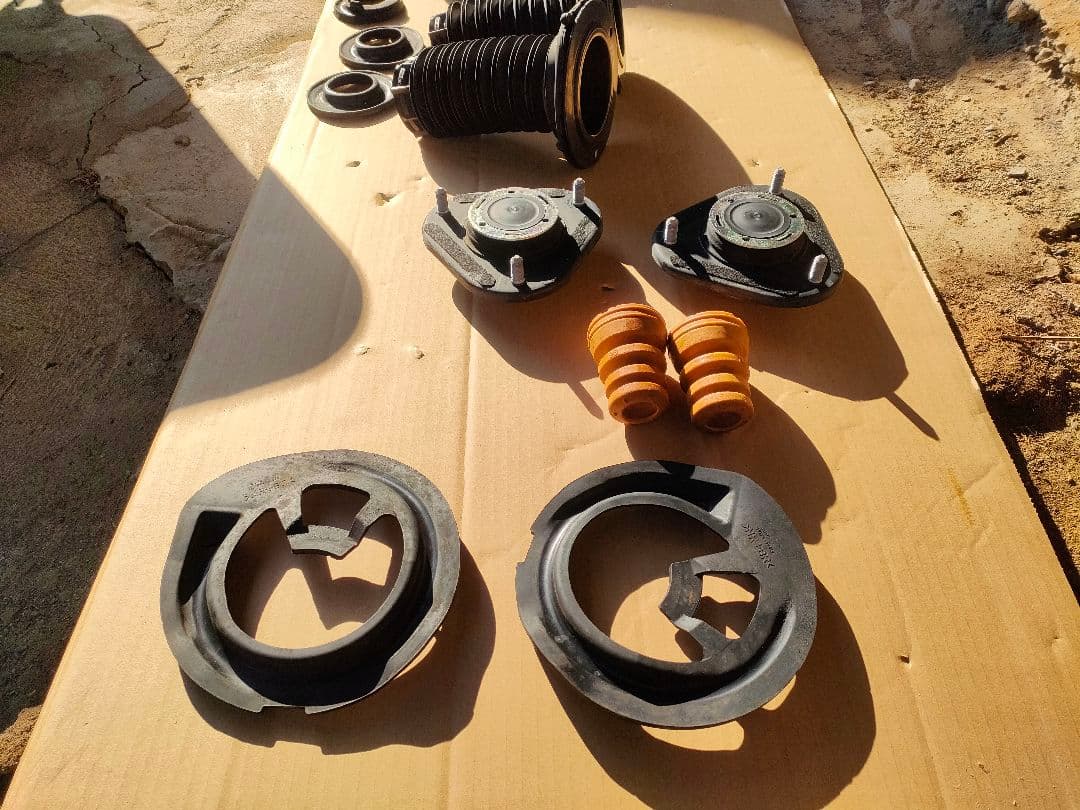 サスペンション ショックアブソーバー　中古品　プリウスα　ZVW41