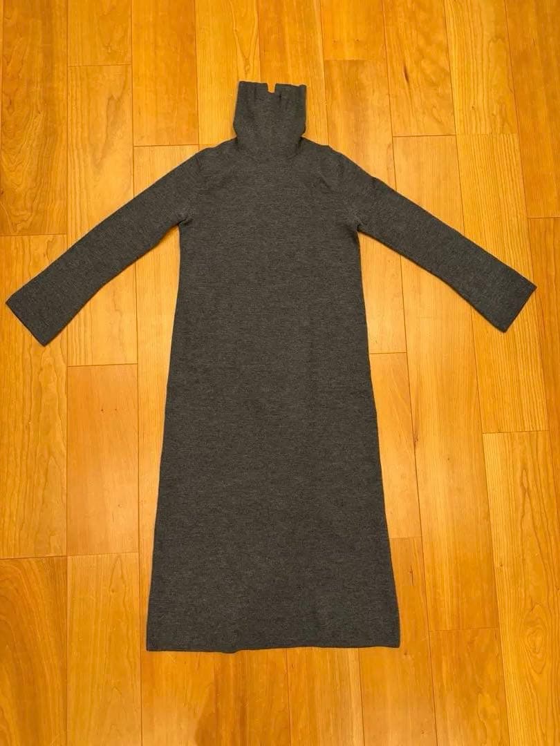 【美品】theory luxeタートルネックニットワンピース/38/チャコール