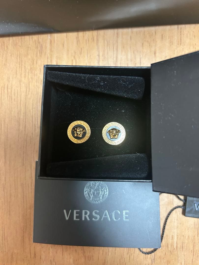 ヴェルサーチVERSACEエナメル メドゥーサ スタッド イヤリング片耳