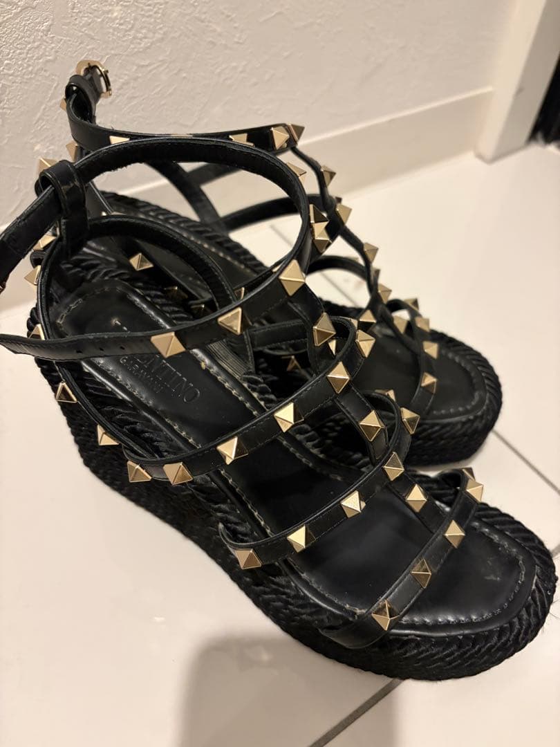 VALENTINO ウェッジソールサンダル　ヒール　スタッズ　ブラック36サイズ
