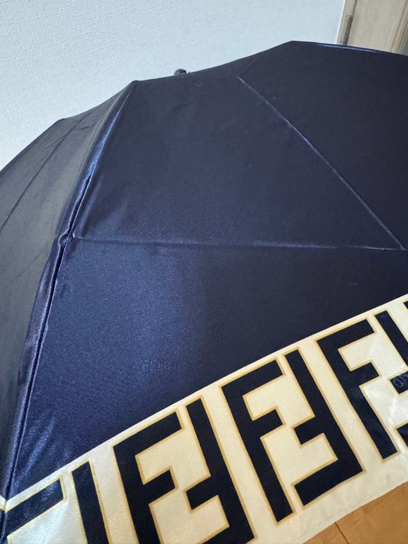 新品未使用 FENDI 折り畳み傘 ズッカ柄 ネイビー 高級 雨具 フェンディ