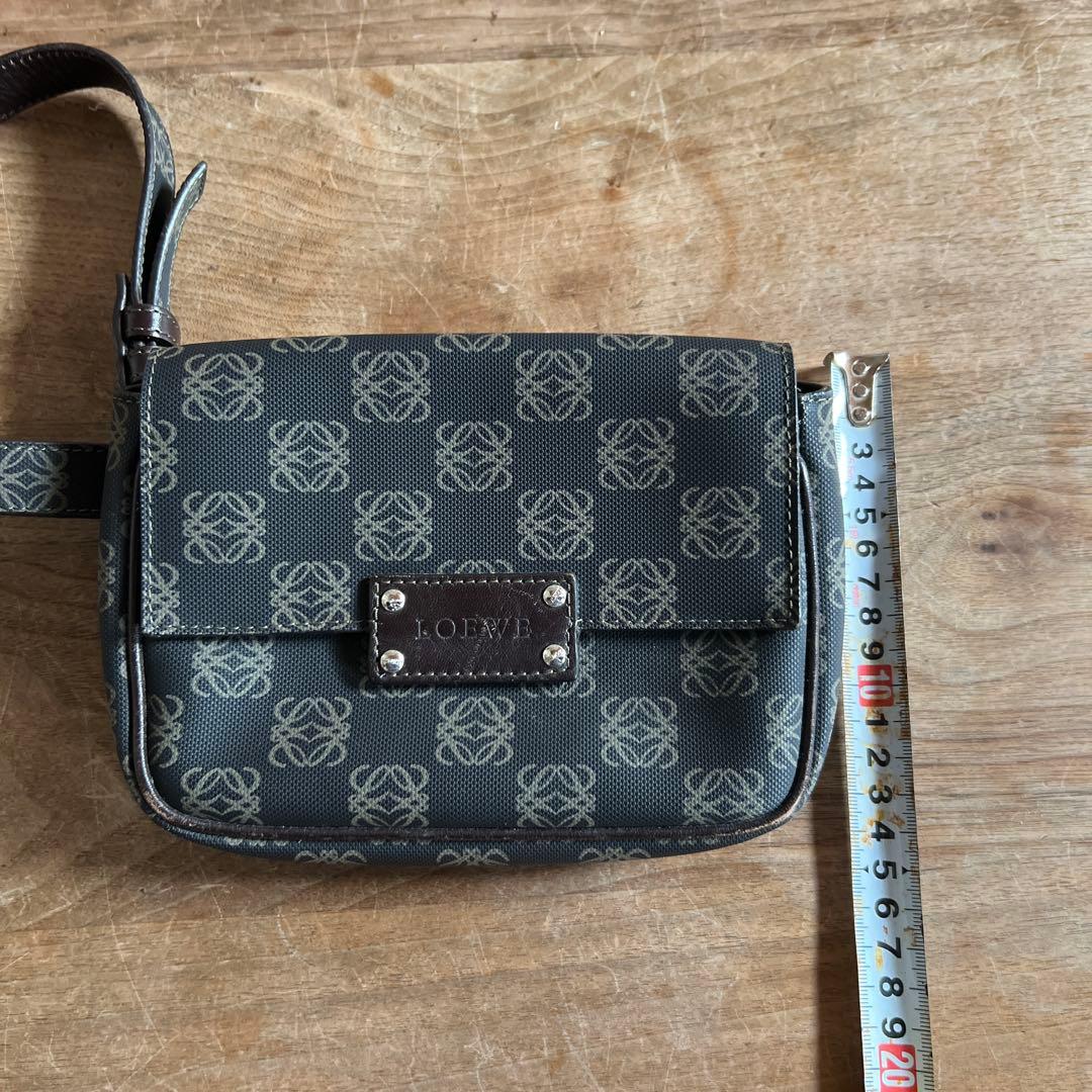 LOEWE ロゴ入り ボディバッグ