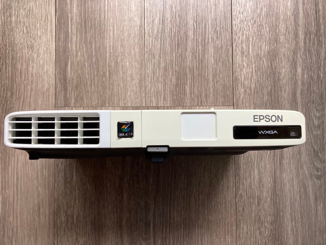 薄型軽量！EPSON EB-1776W 映像がキレイで持ち運びがらくらく