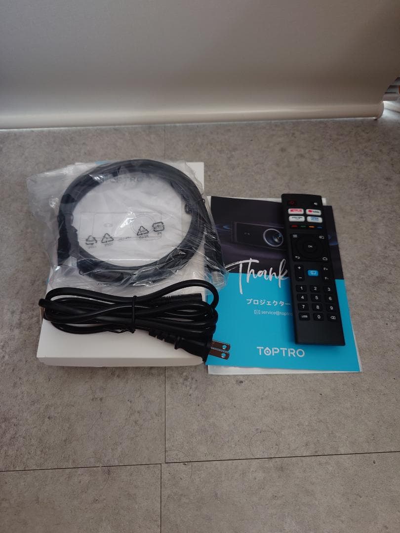 【新品同様】使用1時間程度 TOPTRO プロジェクター X9