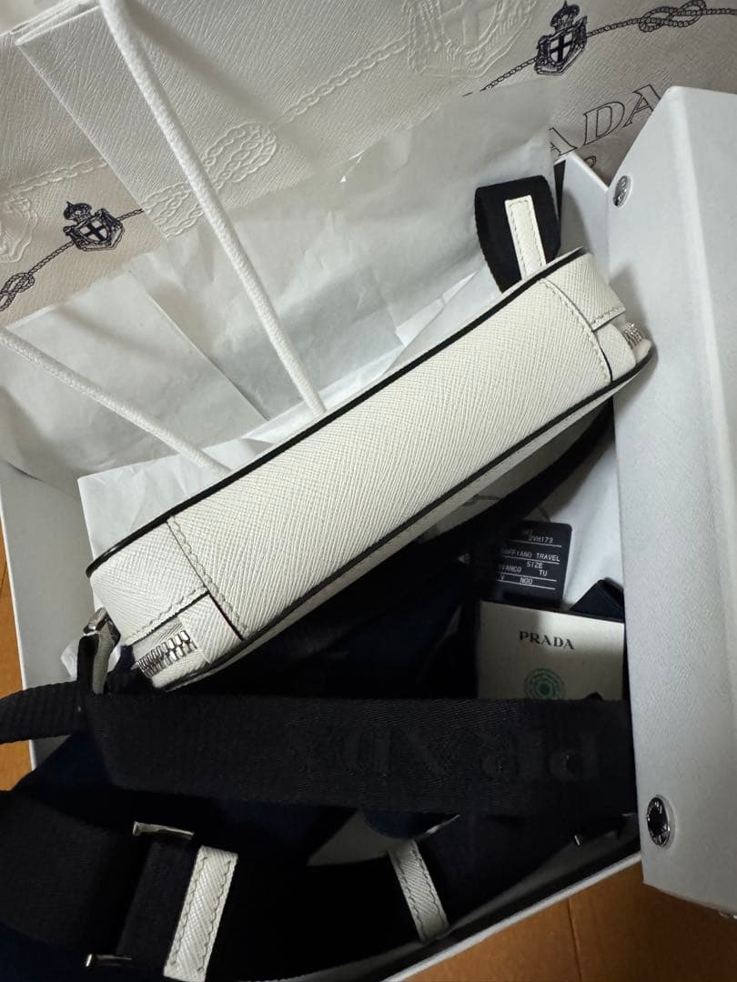 PRADA サフィアーノレザーショルダーバッグ　ホワイト