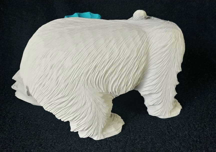 木彫り熊の置物（大きめ）シロクマアレンジ（33☓19.5☓23cm、2.3kg）