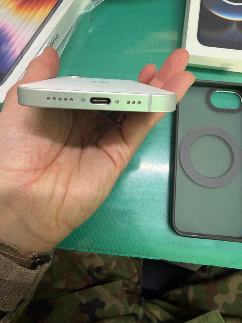 美品　iPhone16e 126GB