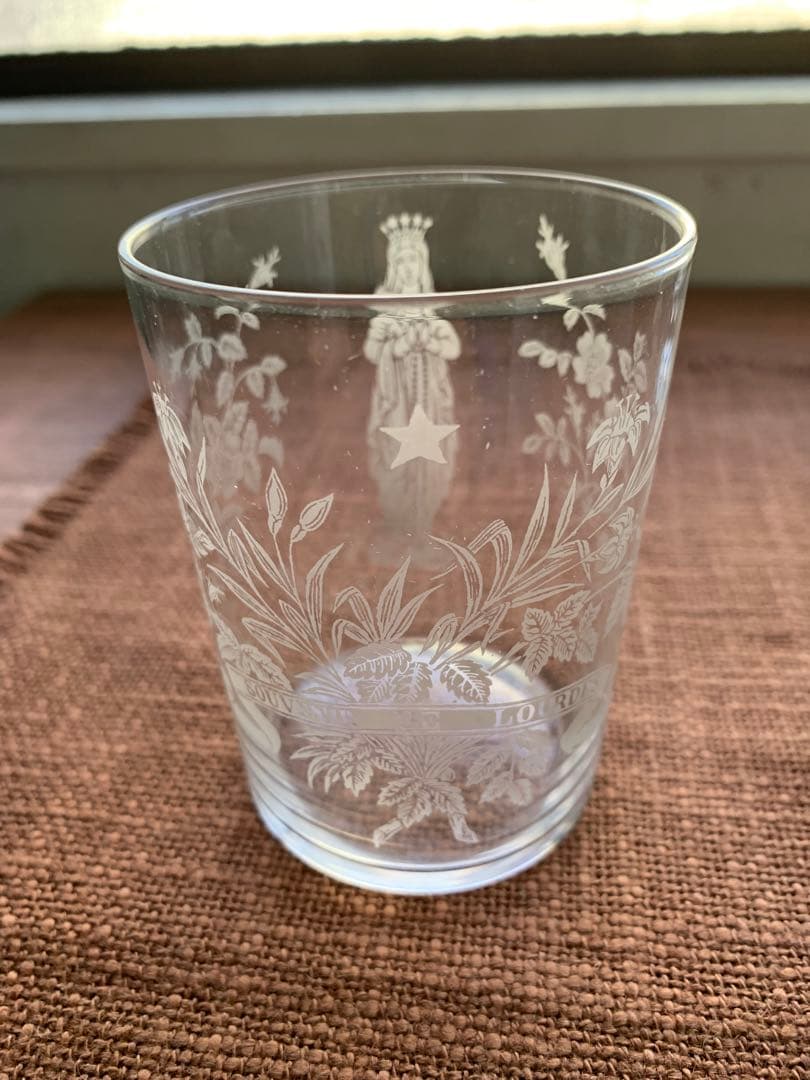 フランスアンティーク　レアなマリア様が美しくカットされた素敵なグラス2個セット！