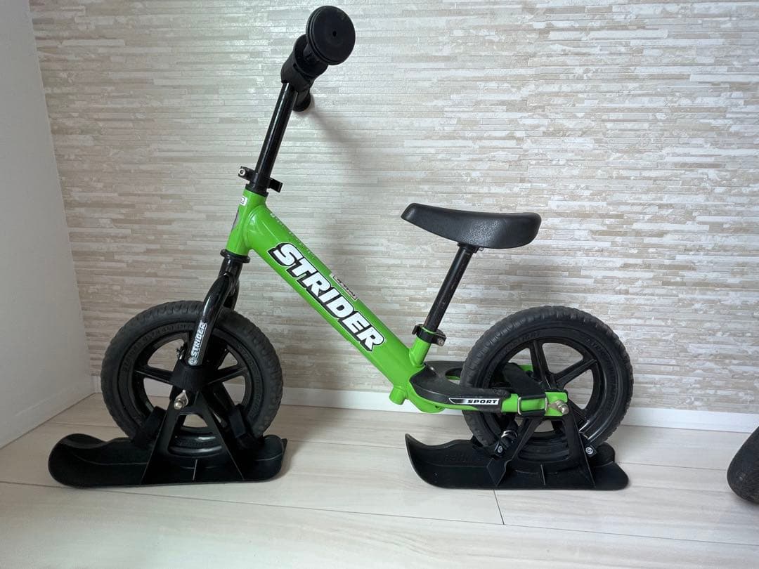 ストライダー12x　グリーン　スノー　スタンドつき