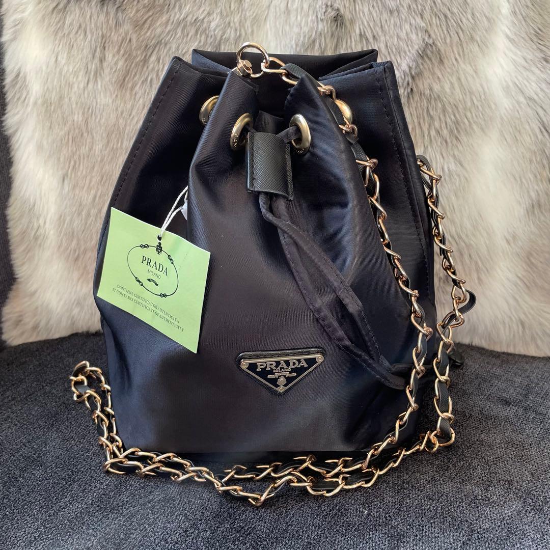PRADA プラダ 巾着ショルダー 黒。