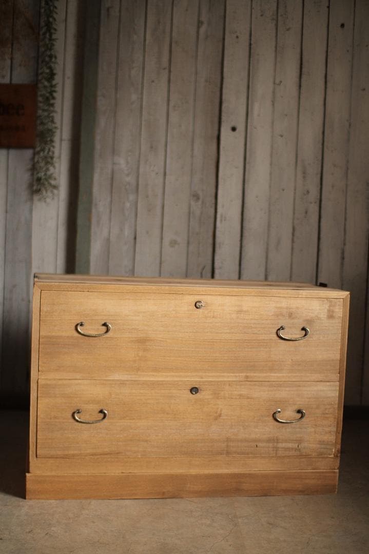 古い木製の引き出し2段　チェスト　桐箪笥　昭和レトロ　タンス　古家具　古民家