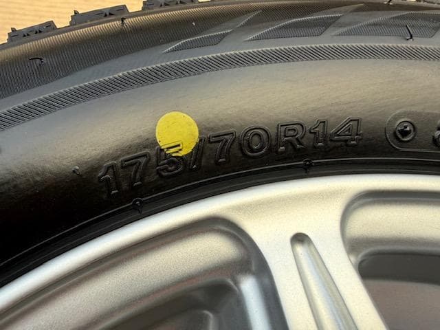 アクア ヤリス ヴィッツ フィット 175/70R14 VRX2 2021年製
