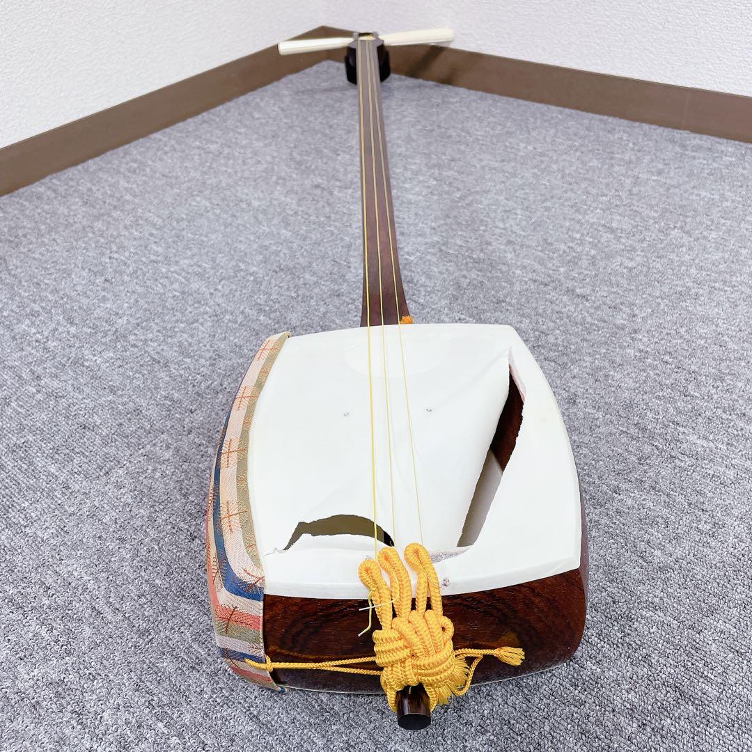 細棹 三味線 虎トチ紅木 子持ち綾杉胴 天然 糸巻き 二本溝 金細