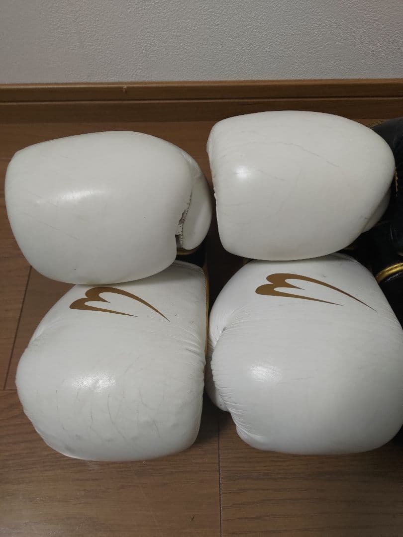 ボディメーカーボクシンググローブ 4個セット ホワイト ブラック