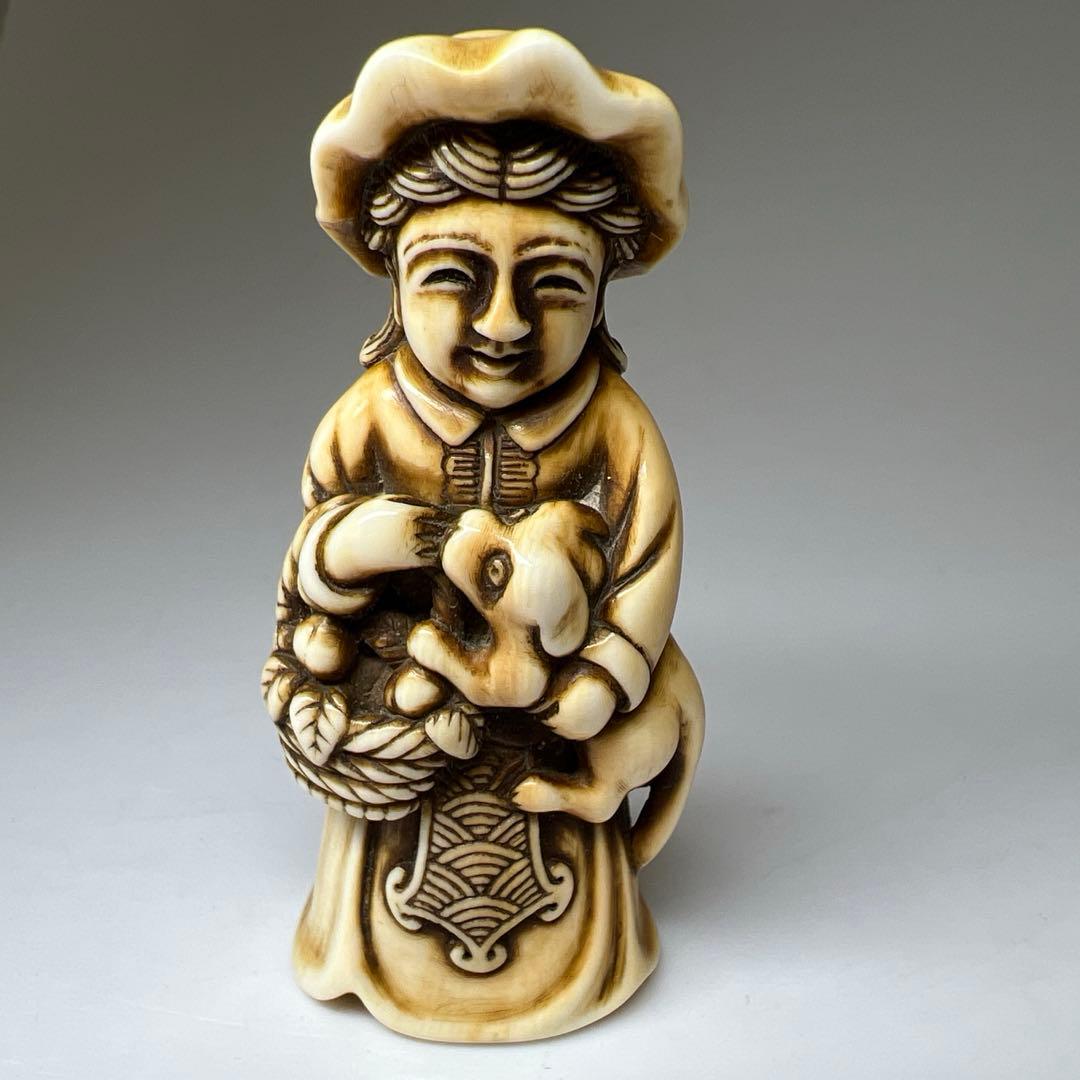 時代　女性に犬大振根付　高さ7.3㎝/39g 東Y8-0204☆2F