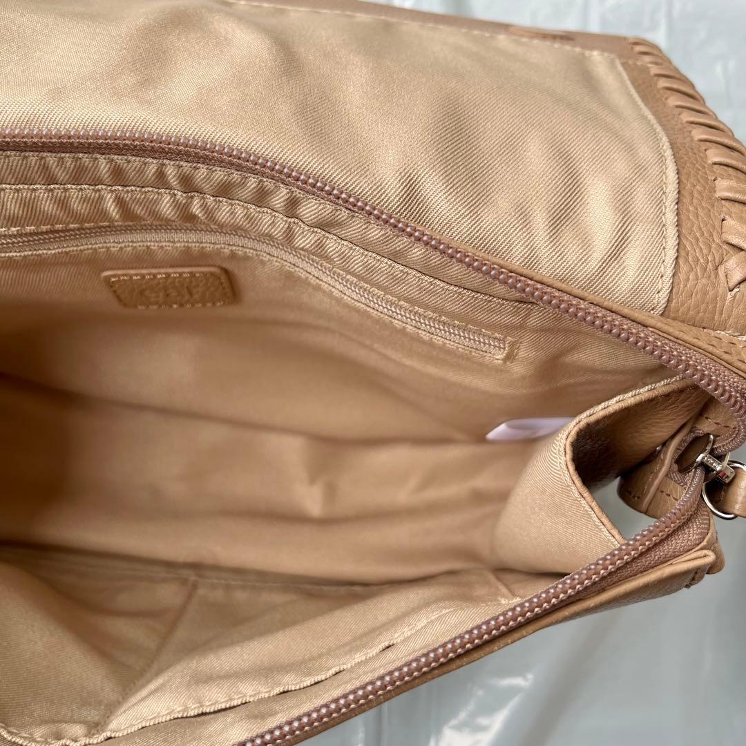 イアパピヨネ 柄ワイドテープショルダーバッグ 本革 ボディバッグ キャメル