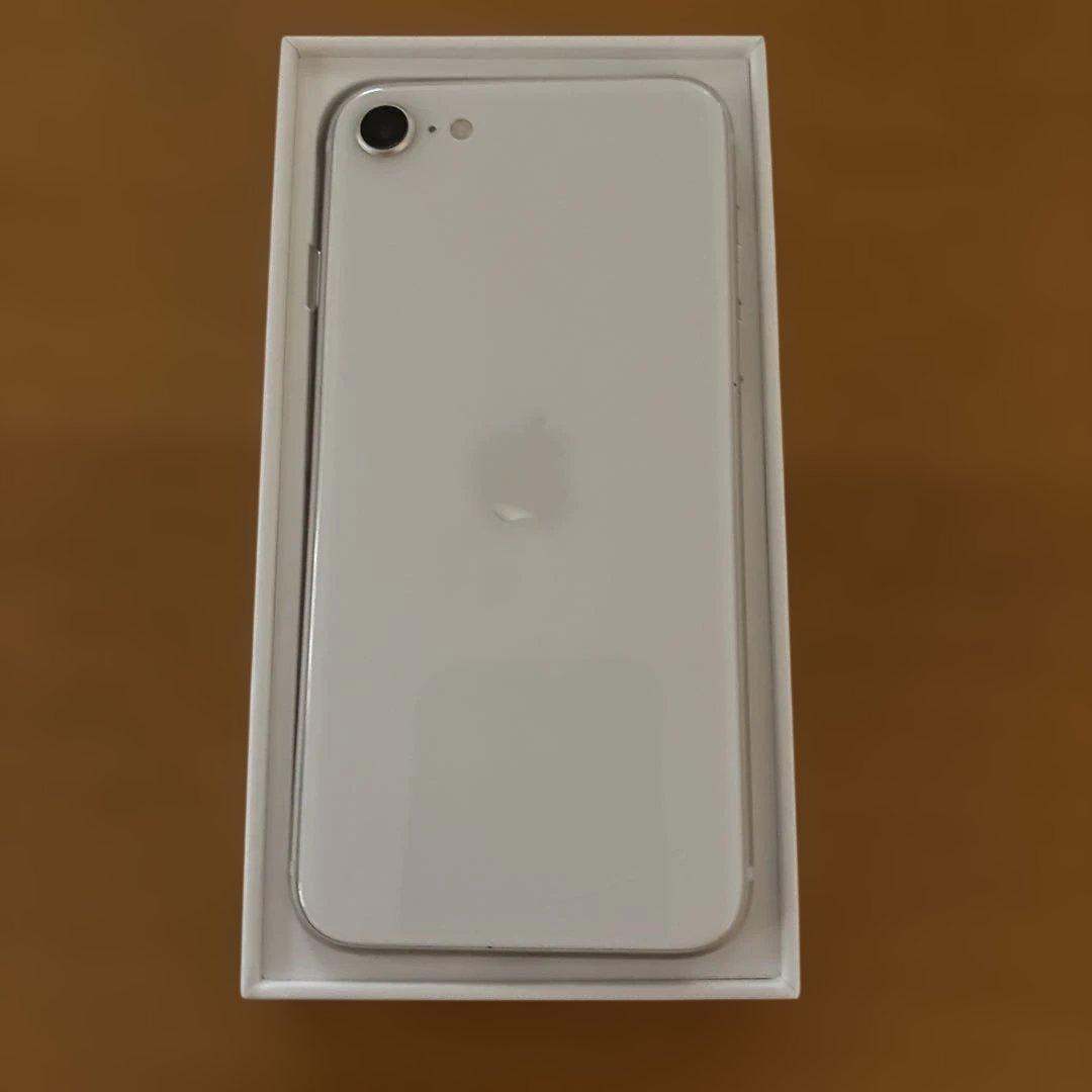 た*け様 Apple iPhone SE 第3世代　ホワイト 本体 充電ケーブル