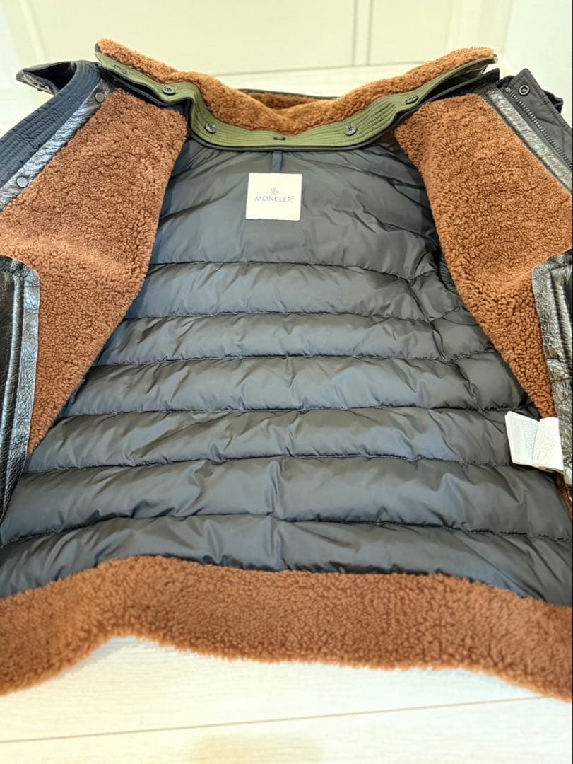 モンクレール ARMAND最高級ムートンレザー切替デザイン ダウンジャケット