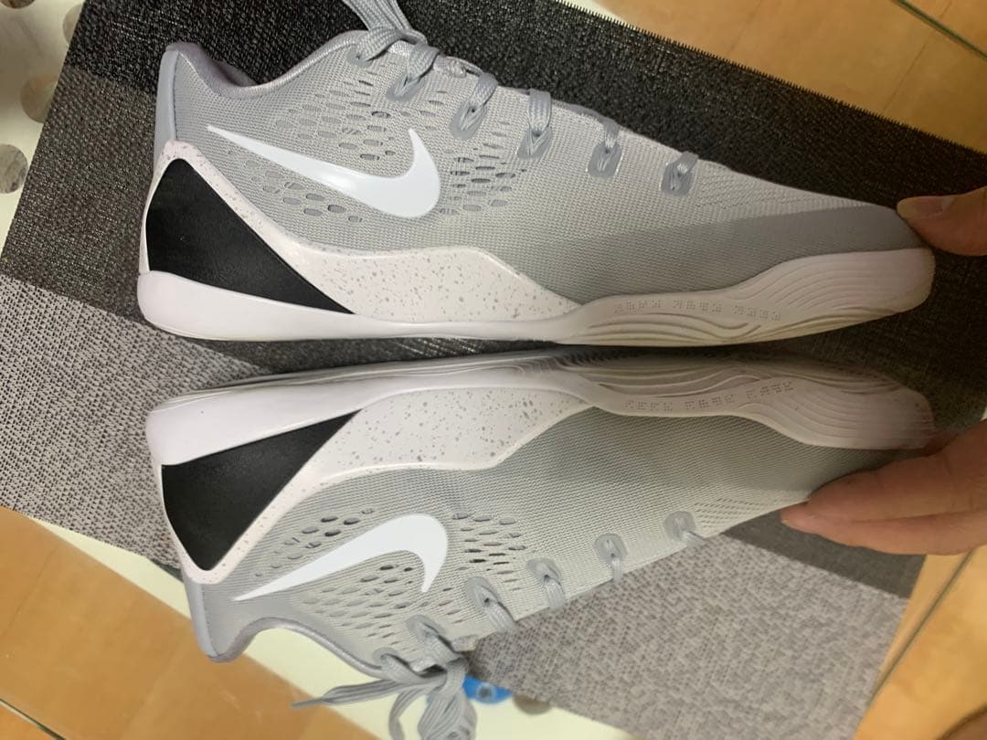 シューズ(男性用) KOBE 9 LOW WOLF GREY