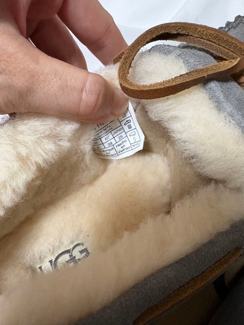 【未使用】UGG モカシン ムートン グレー系 25