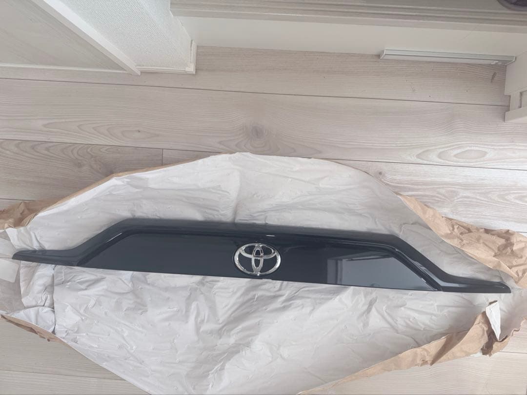 トヨタ　RAV4　純正バックドアガーニッシュ