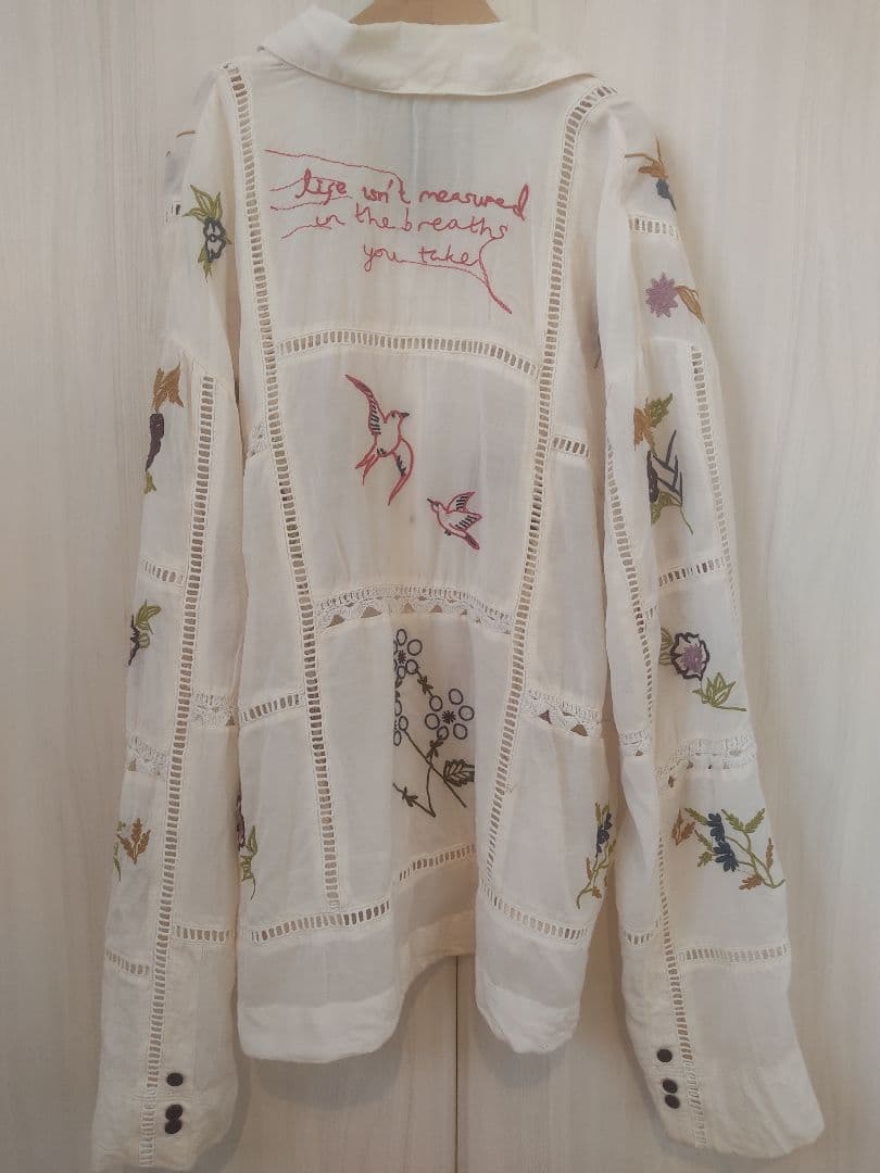 刺繍入りホワイト長袖シャツ